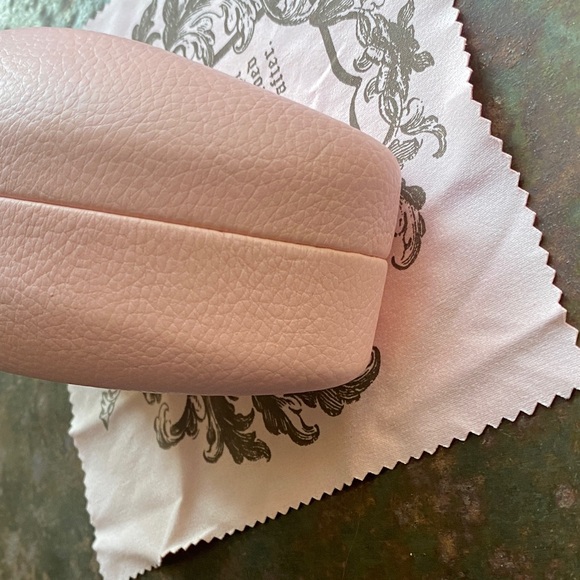 Juicy Couture Pink Hard Clamshell Large Sunglass Case with Cleaning Cloth. - Picture 5 of 7